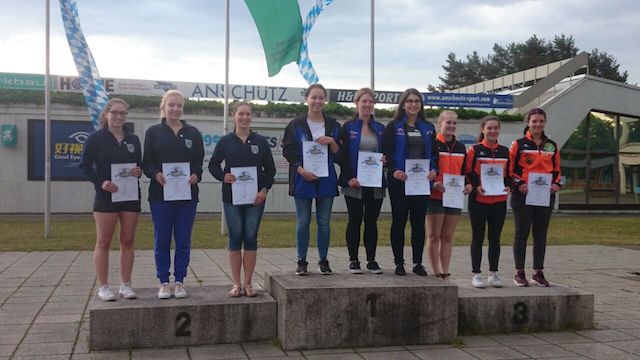 In der Bildmitte die erfolgreiche Mannschaft der Ruperti-Sportschützen mit v.l. Martina Schmidbauer, Conny Demmelmair und Alexandra Heimerl bei der Siegerehrung für ihren Oberbayerischen Meistertitel